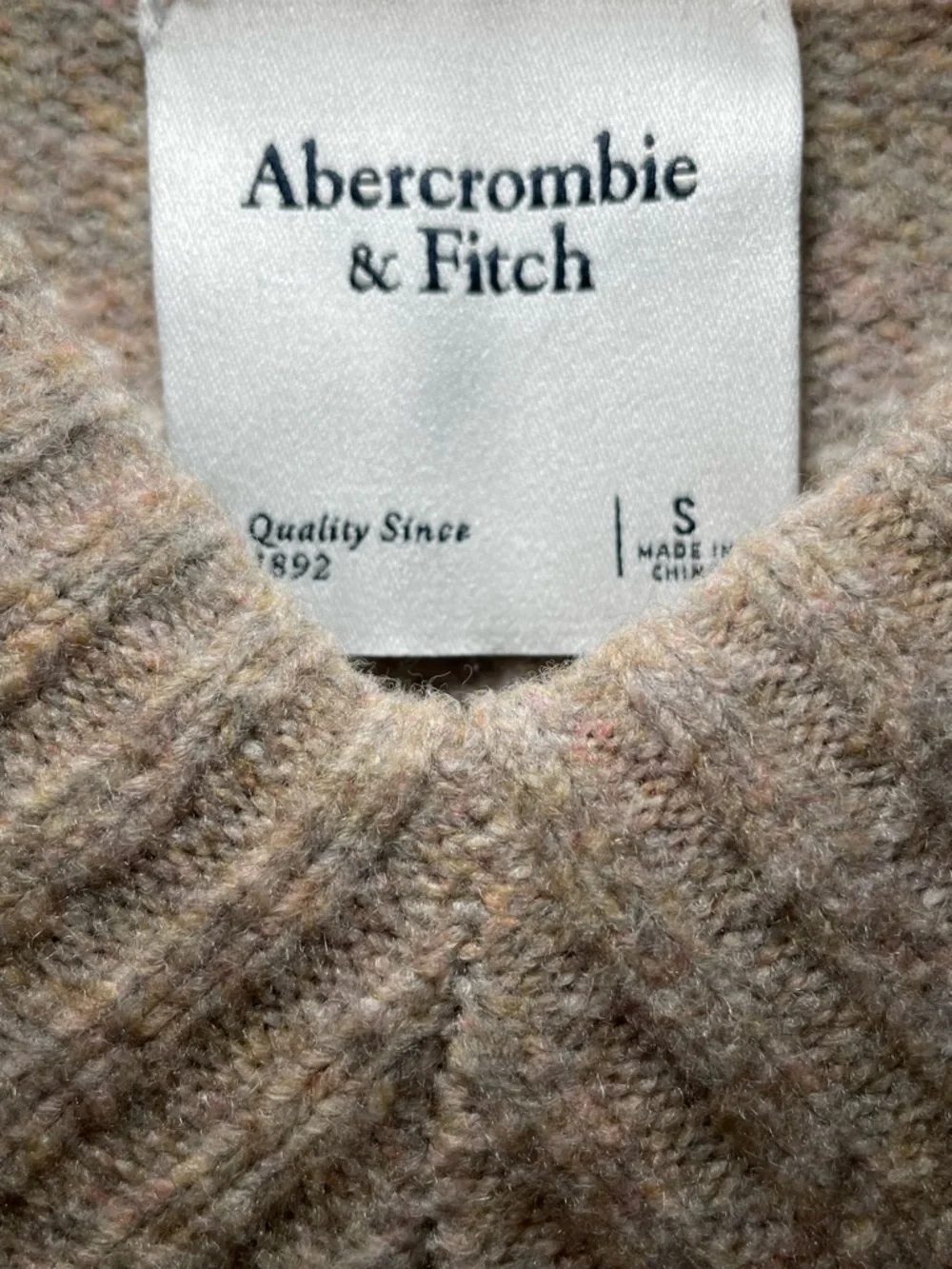 Abercrombie & Fitch Oversized Boucle Sweater in a Tan Diamond Pattern - Picture 5 of 6